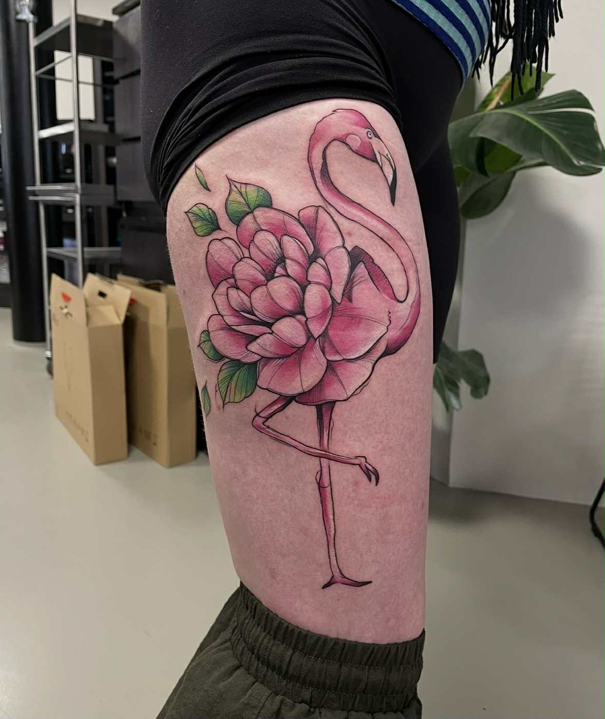 Farverig flamingo-tatovering af Nicki