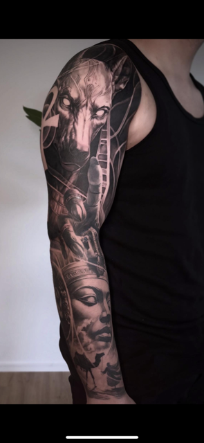 Egyptisk sleeve i black and grey realisme af Christian