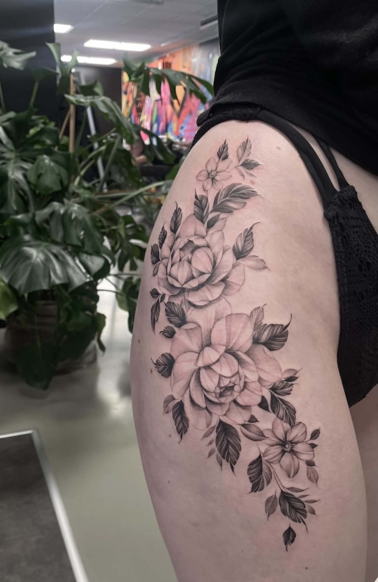 Fine line blomster på hofte af Nicki