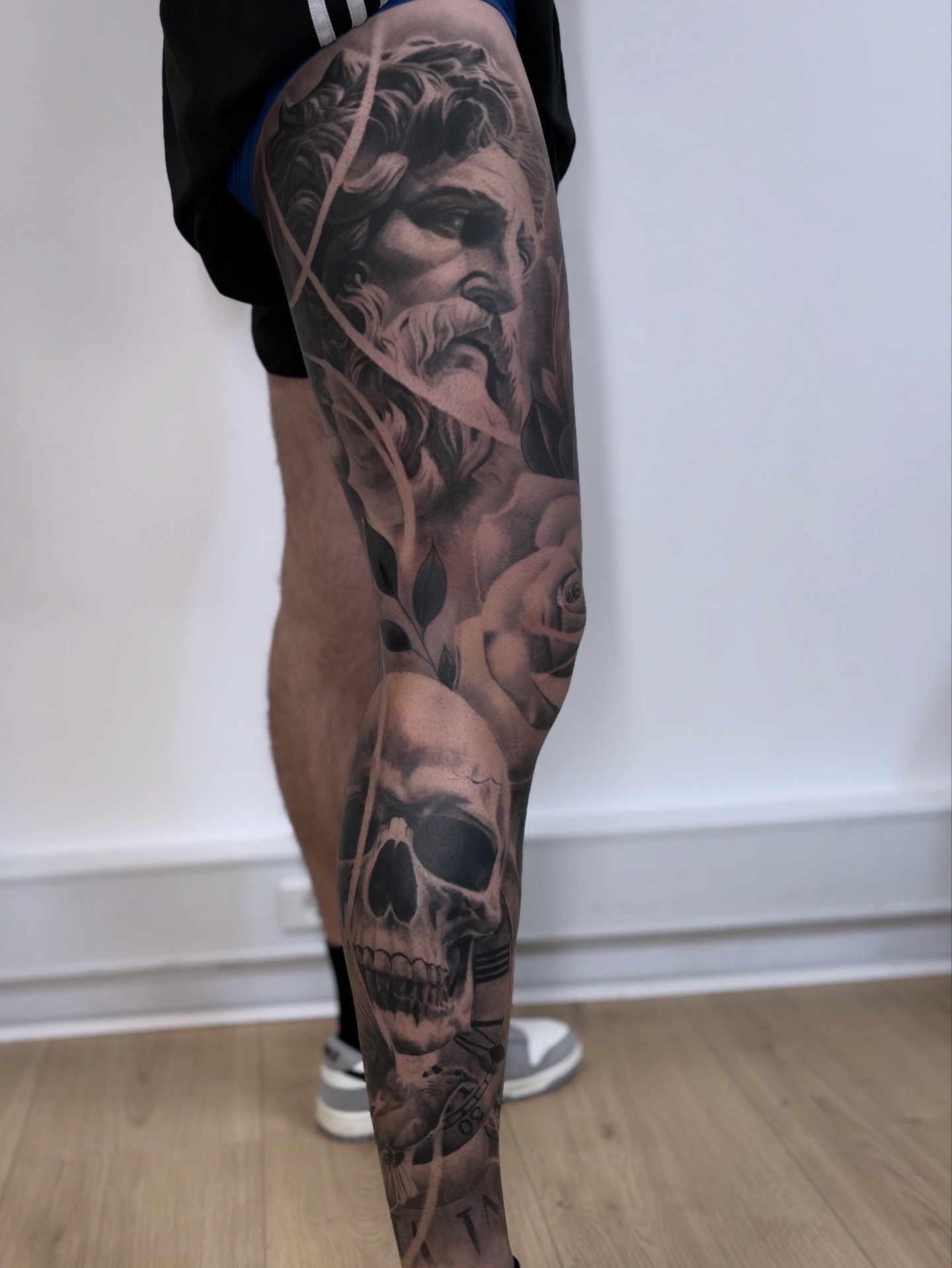 Realistisk Zeus-statue, rose og kranie i black and grey af Christian