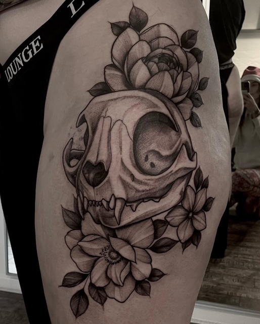 Kattekranie med blomster i blackwork af Nicki
