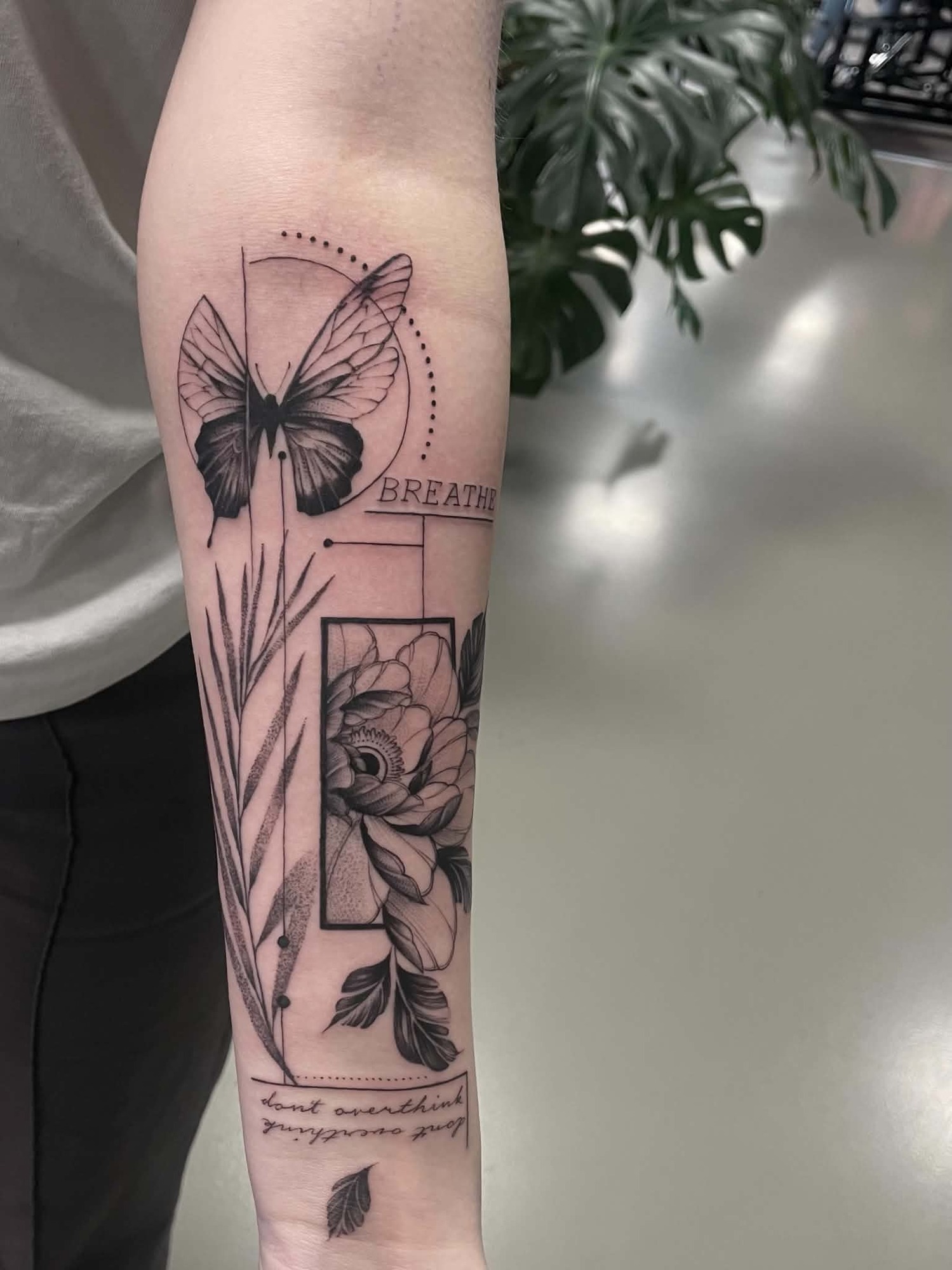 Sketch-tatovering med sommerfugl og pæon af Nicki