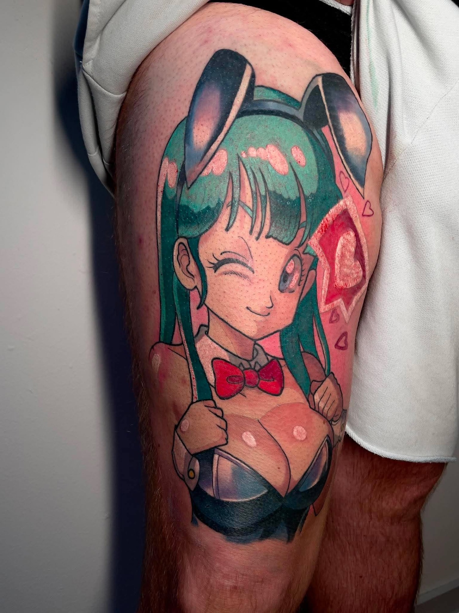 Anime-tatovering af Bulma i bunny-outfit af Gustav