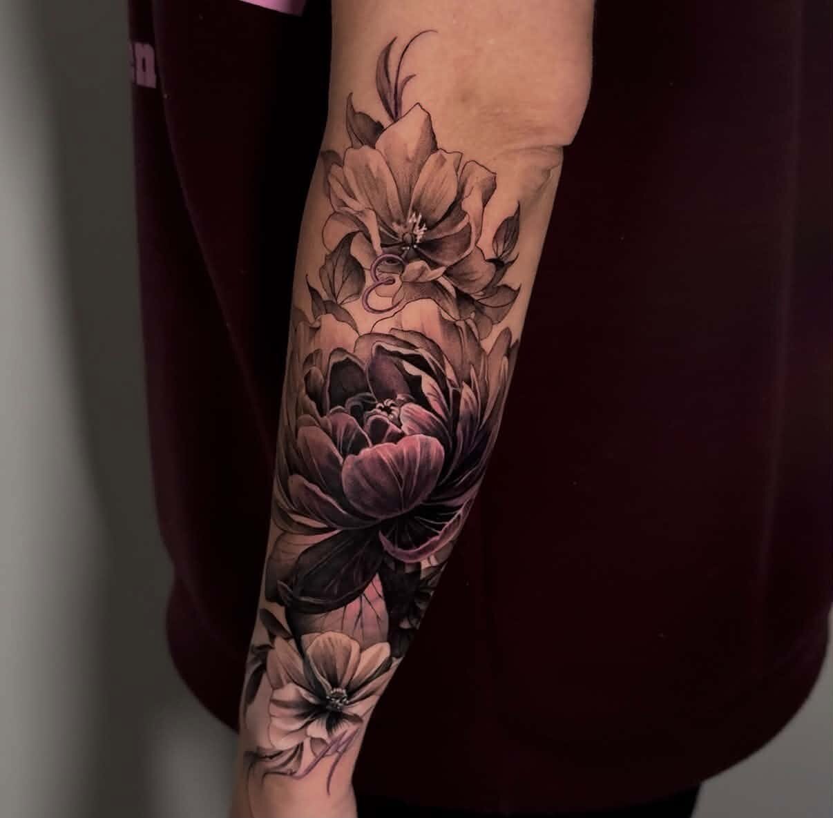 Cover-up med blomster i black & grey på underarm af Christina