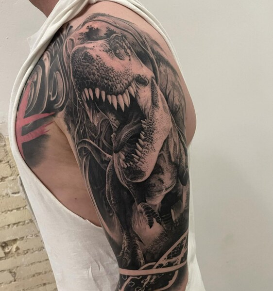 T-rex i black & grey realisme på overarm af Christina