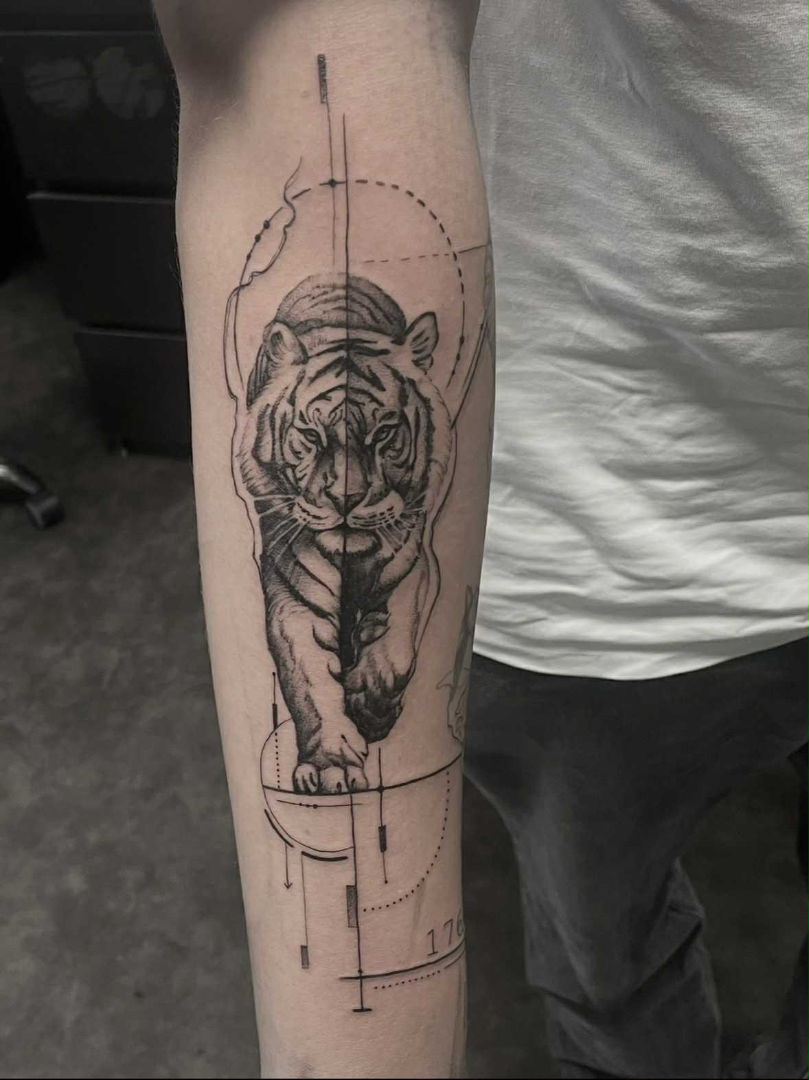 Geometrisk tiger-tatovering af Nicki
