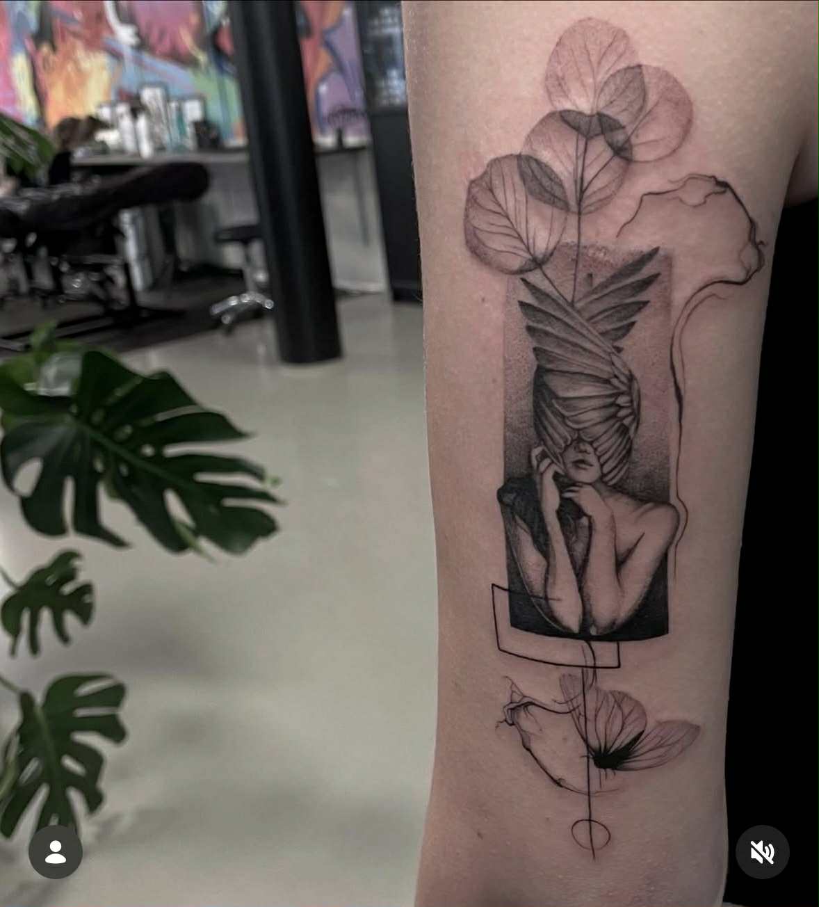 Blackwork sketch-tatovering med kvinde og blade af Nicki