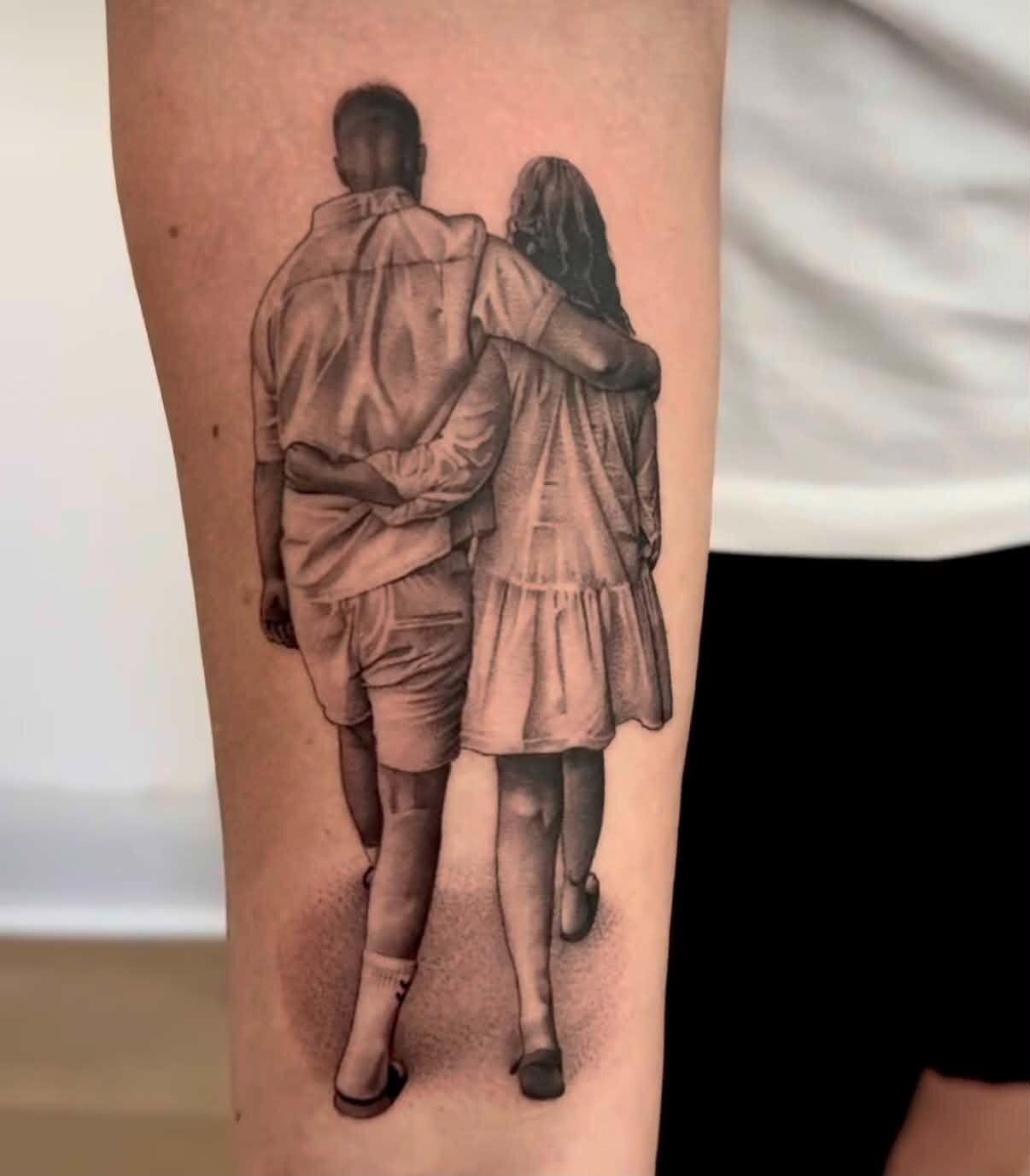 Realistisk familiemotiv med mor og far gående arm i arm af Christina