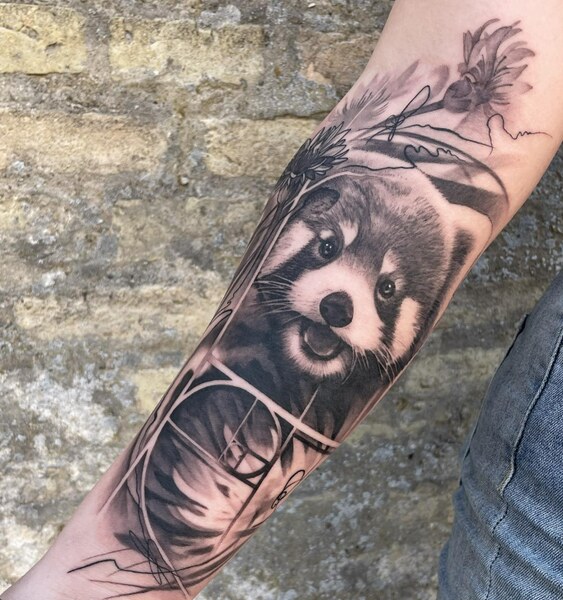 Rød panda i black & grey realisme med geometri af Christina