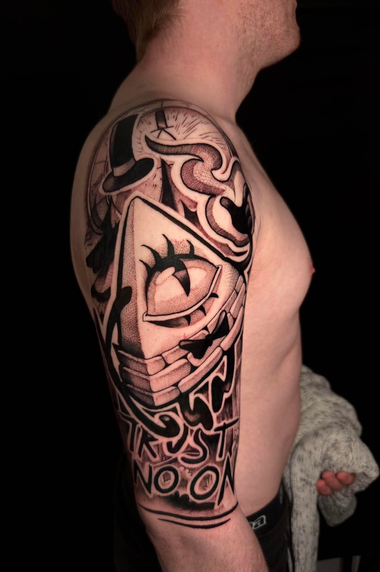Black and grey half sleeve med pyramide-øje af Gustav