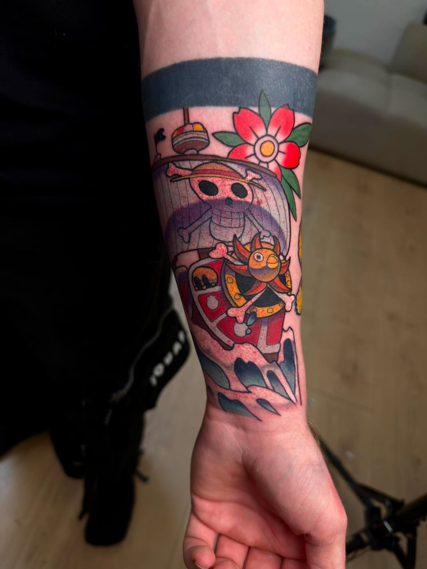 Farverig One Piece-tatovering på underarm af Gustav