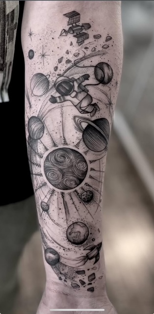 Sketch-sleeve med astronaut og planeter af Nicki