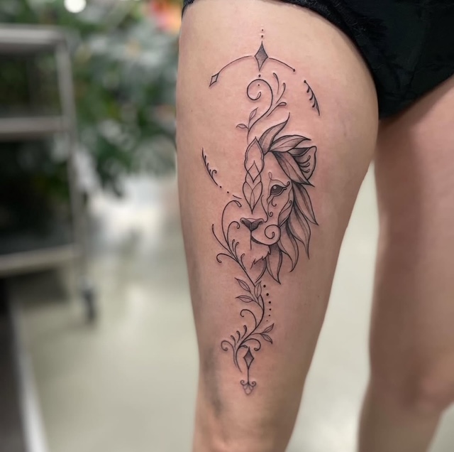 Ornamental løve på lår i fine line af Nicki