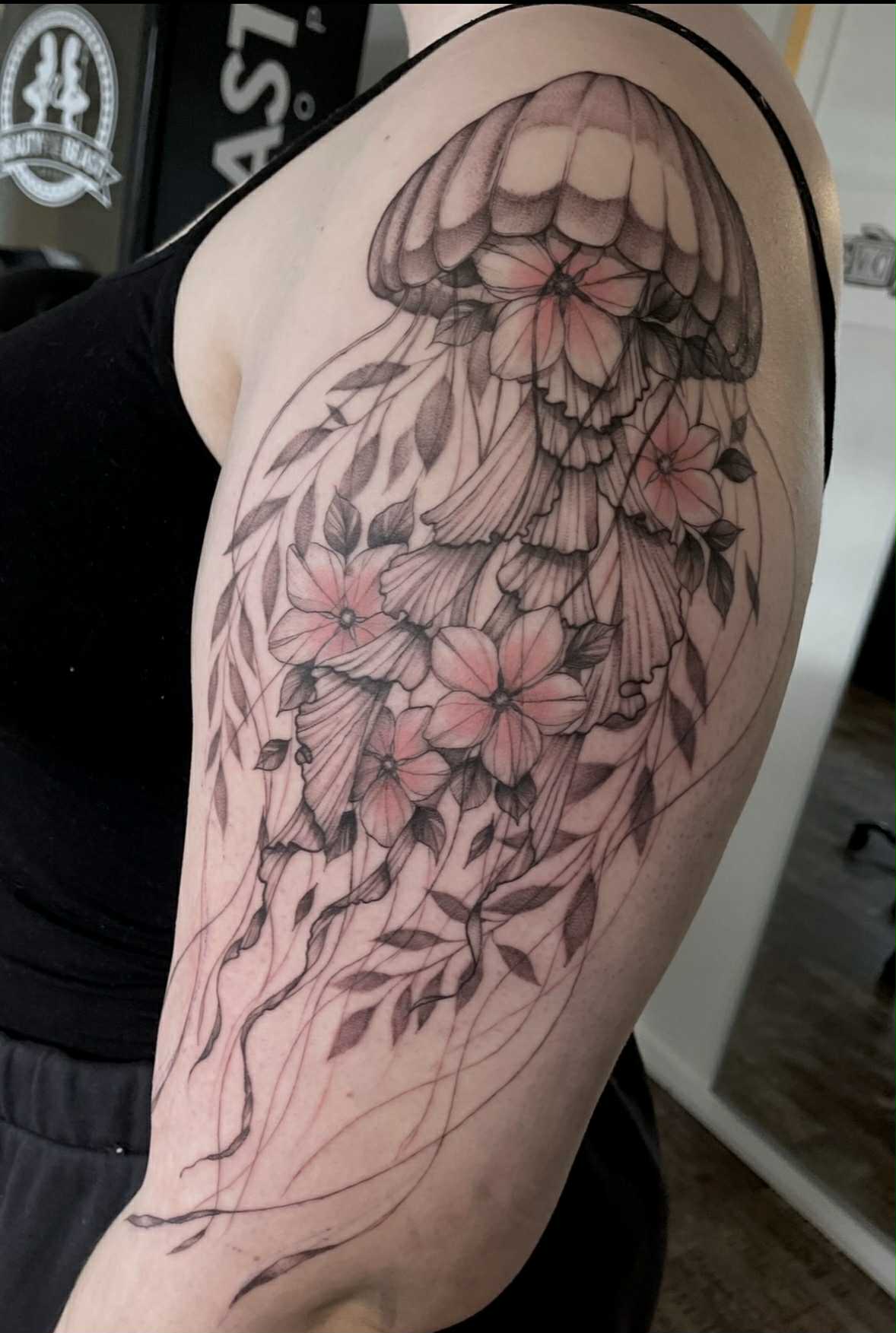 Vandmand med blomster-tatovering af Nicki