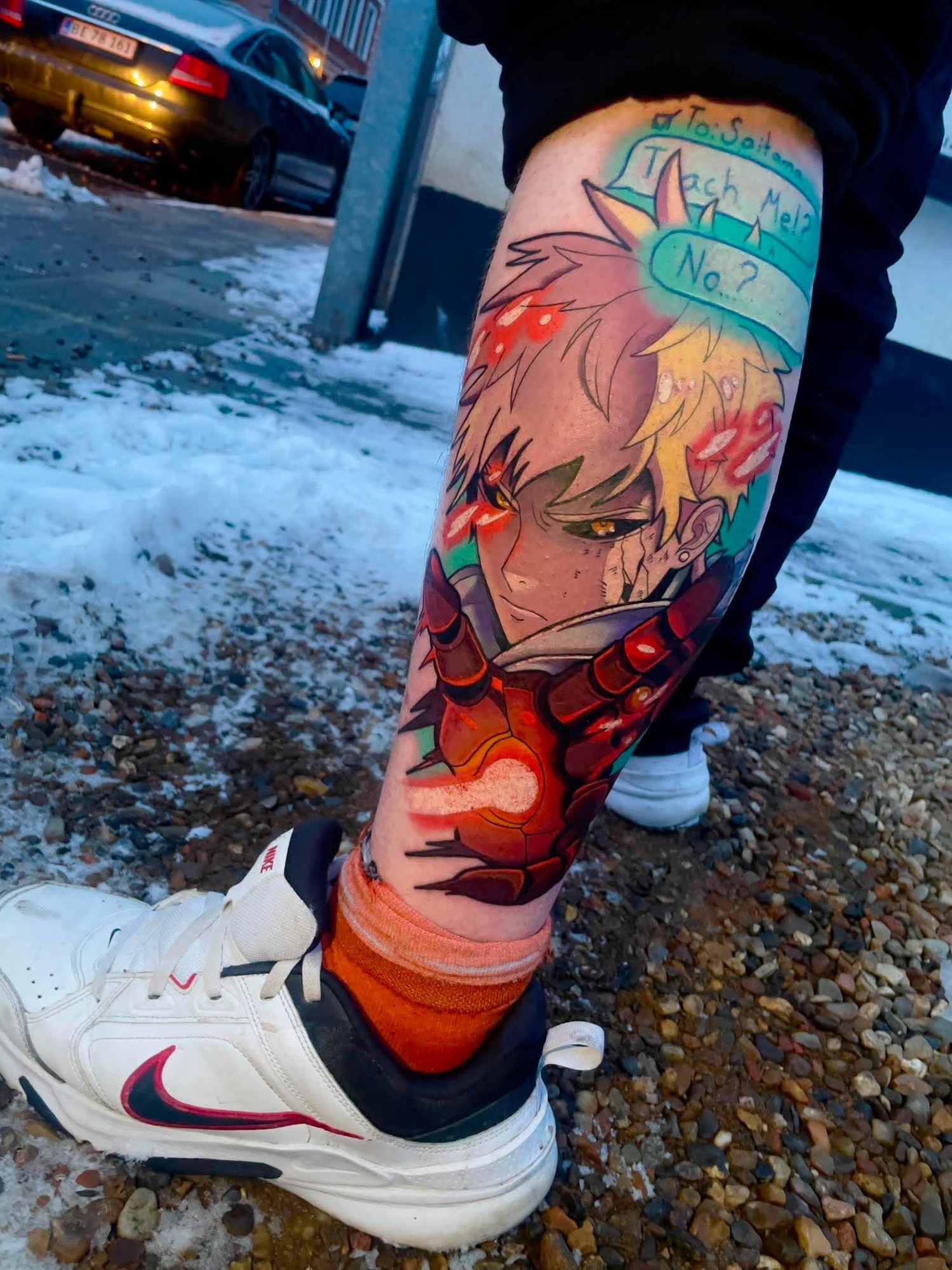 Anime-tatovering i farver på underben af Gustav