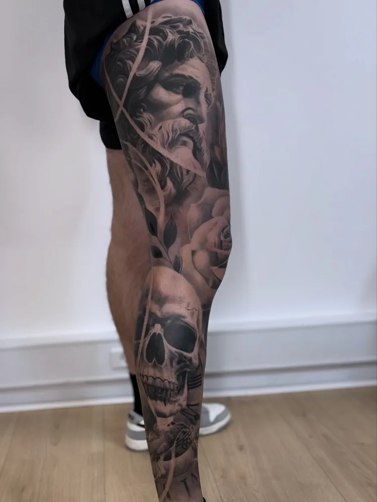 Realistisk Zeus-statue, rose og kranie i black and grey af Christian
