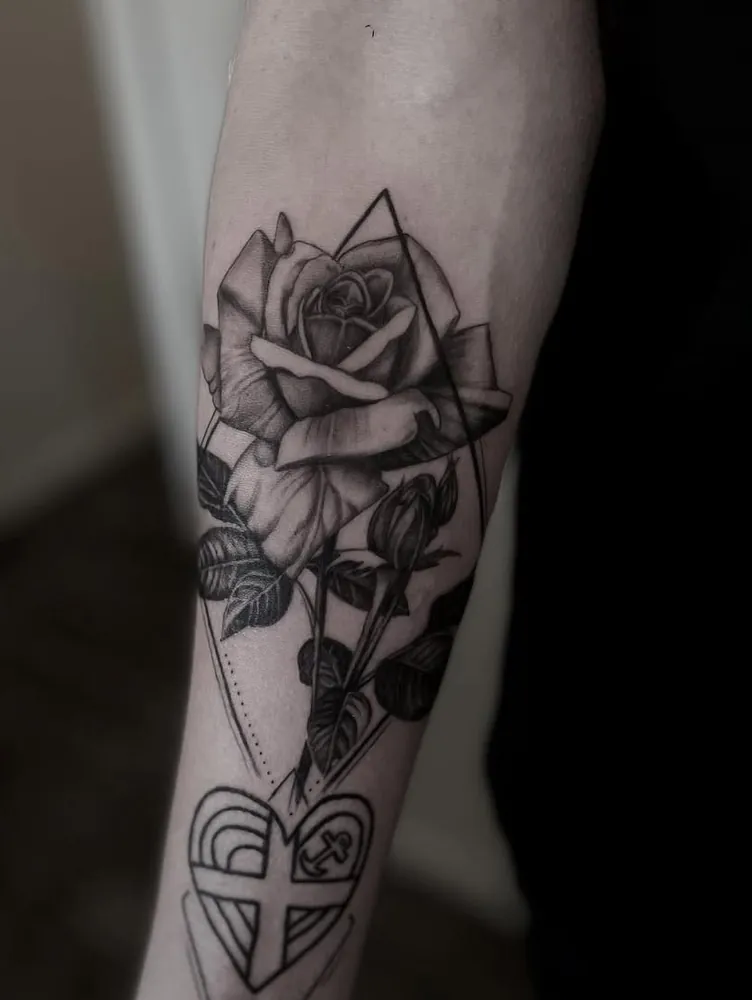 Realistisk rose med geometri af Nicki