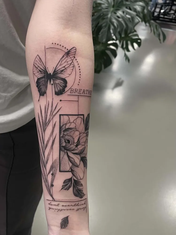 Sketch-tatovering med sommerfugl og pæon af Nicki