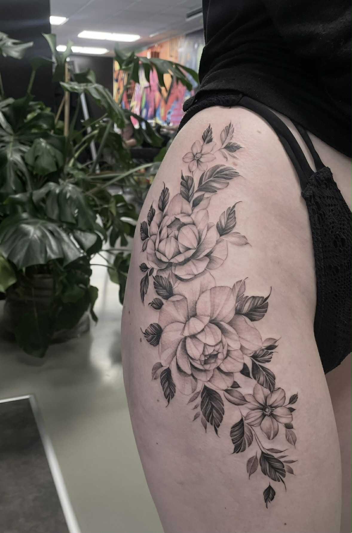 Delikat fine-line blomster-tatovering